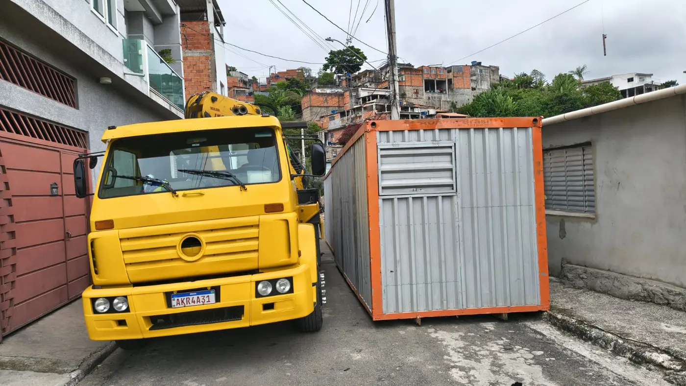 Operação de carregamento em via urbana
