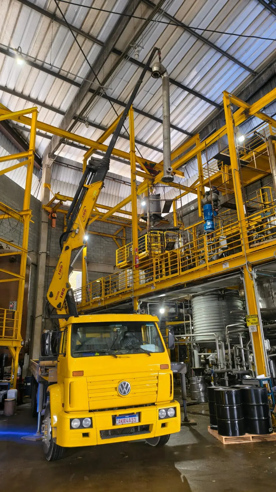 Operação de içamento em ambiente industrial