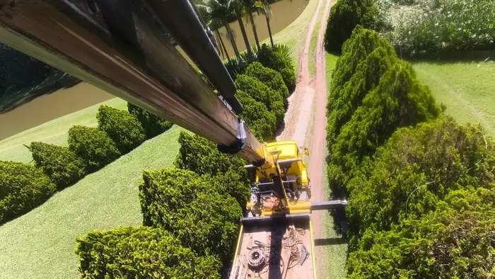 Vista aérea da lança do Munck estendida sobre via de acesso