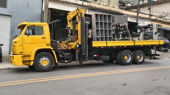 Caminhão Munck carregado com equipamentos para transporte
