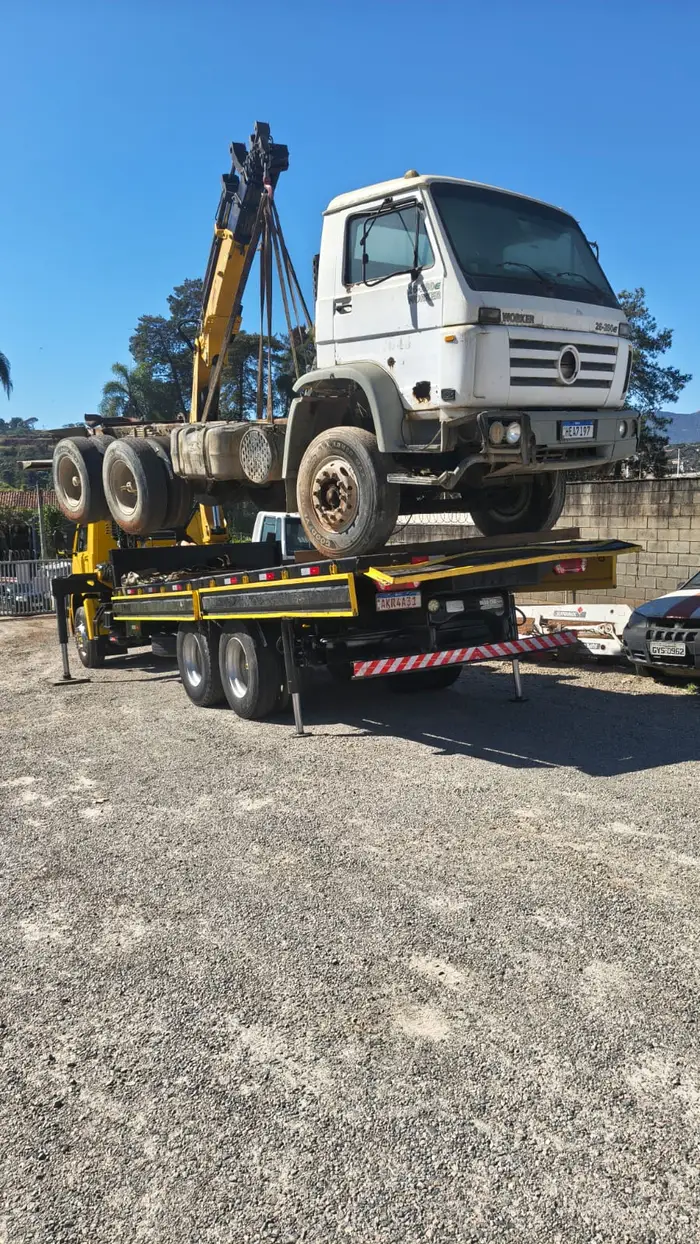 Transporte de caminhão sobre prancha com auxílio do Munck