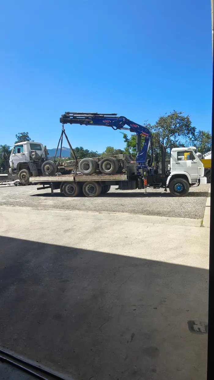 Transporte de chassi de caminhão com Munck sobre prancha