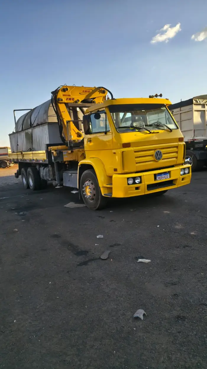 Transporte de tanque industrial com Munck ao entardecer